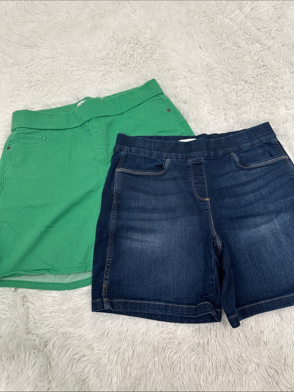 π Bundke of 2 Liz Claiborne Amber Shorts